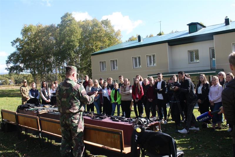 В Южно-Сахалинске пилоты преподнесли участникам молодёжного форума сюрприз, спустив с вертолёта мешок со сладостями (фото, видео)