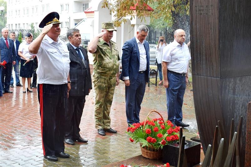 В Крыму военнослужащие и сотрудники Росгвардии приняли участие в торжественной церемонии гашения марки, посвящённой Герою России Олегу Долгову