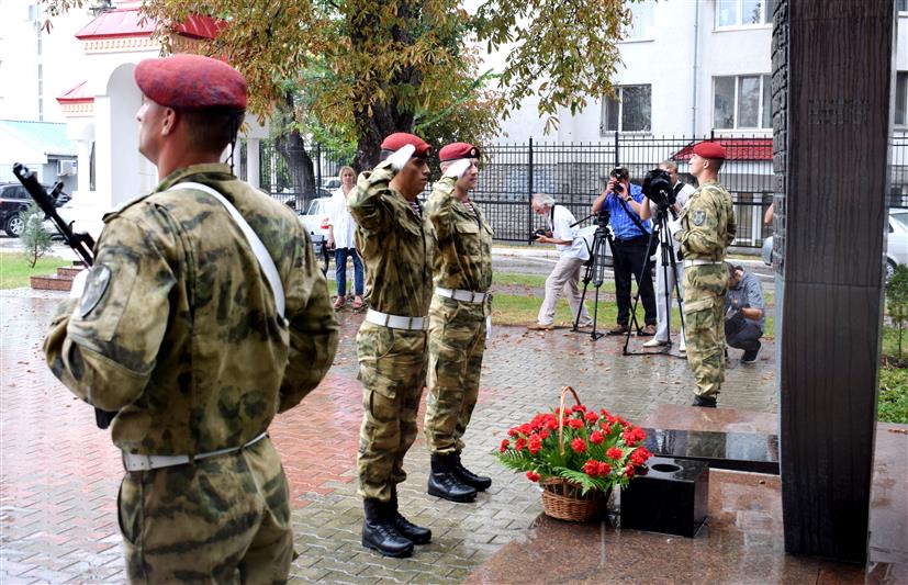 В Крыму военнослужащие и сотрудники Росгвардии приняли участие в торжественной церемонии гашения марки, посвящённой Герою России Олегу Долгову