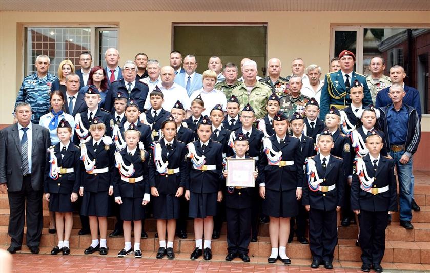 В Крыму военнослужащие и сотрудники Росгвардии приняли участие в торжественной церемонии гашения марки, посвящённой Герою России Олегу Долгову