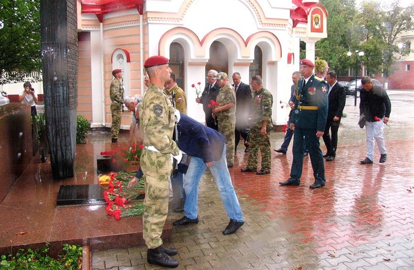 В Крыму военнослужащие и сотрудники Росгвардии приняли участие в торжественной церемонии гашения марки, посвящённой Герою России Олегу Долгову