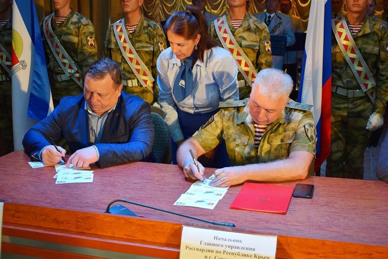 В Крыму военнослужащие и сотрудники Росгвардии приняли участие в торжественной церемонии гашения марки, посвящённой Герою России Олегу Долгову
