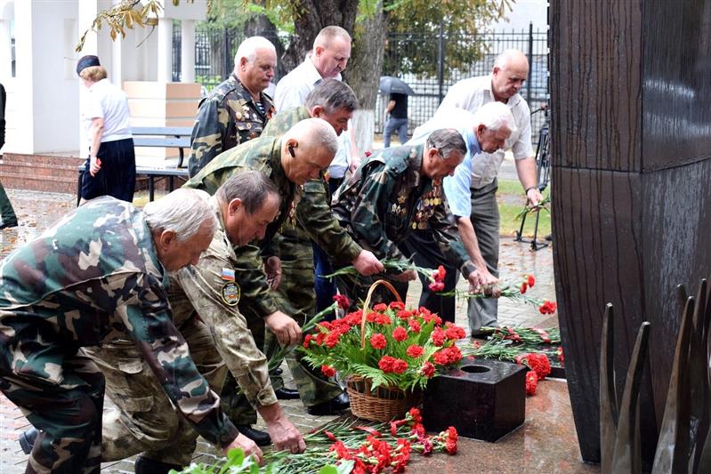 В Крыму военнослужащие и сотрудники Росгвардии приняли участие в торжественной церемонии гашения марки, посвящённой Герою России Олегу Долгову