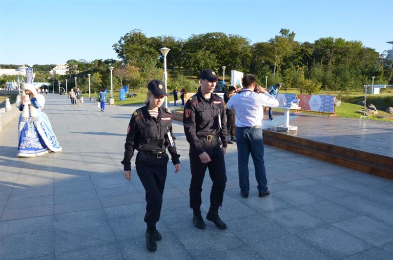 Росгвардия приняла участие в обеспечении правопорядка на Восточном экономическом форуме (фото)