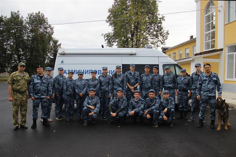 На Уроках мужества росгвардейцы Центрального округа рассказали ребятам о генерал-полковнике Анатолии Романове