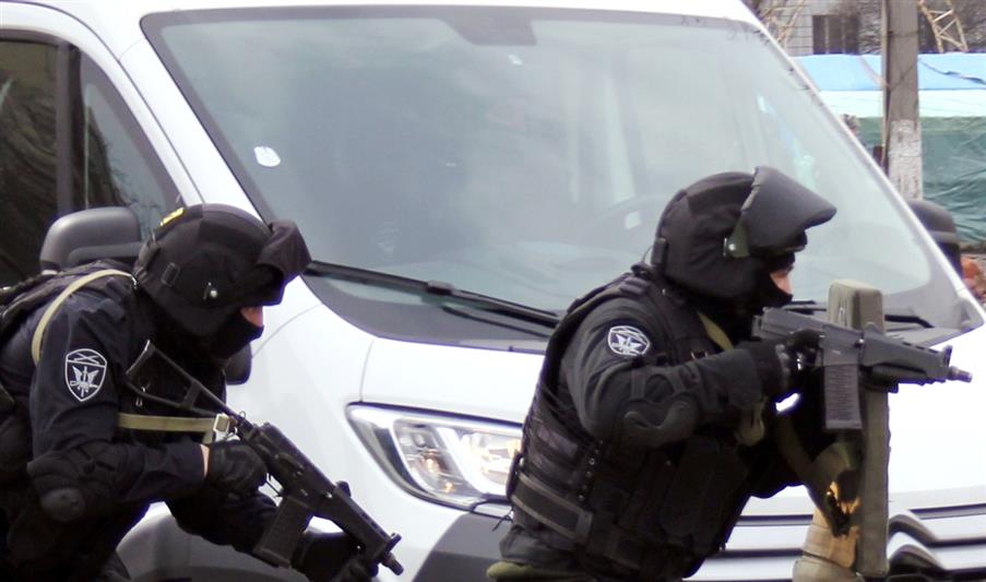В Ростове-на-Дону сотрудники СОБР по горячим следам задержали подозреваемых в покушении на убийство