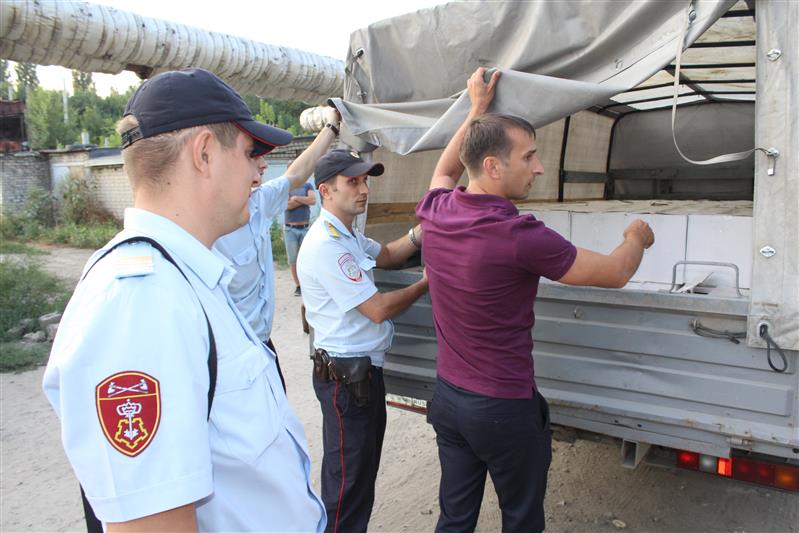 В Саратове росгвардейцы задержали автомашину, перевозившую крупную партию контрафактного алкоголя