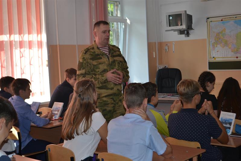 Росгвардейцы Чукотки и Приморья познакомили школьников с личностью и судьбой генерала Романова