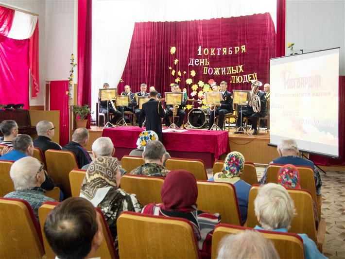 В Чувашии росгвардейцы провели акцию «Вальс нашей молодости»