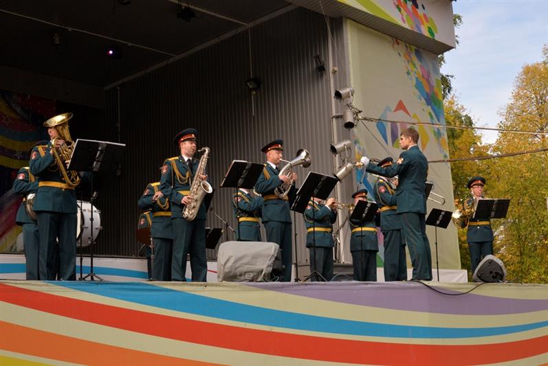 Под аккомпанемент оркестра калиновского соединения состоялся танцевальный марафон Всероссийской акции Росгвардии «Вальс нашей молодости»
