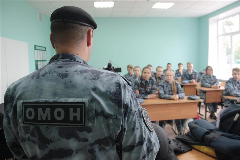 На Уроках мужества росгвардейцы Центрального округа рассказали ребятам о генерал-полковнике Анатолии Романове