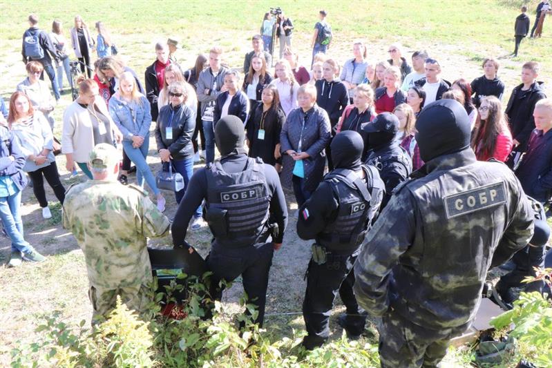 В Южно-Сахалинске пилоты преподнесли участникам молодёжного форума сюрприз, спустив с вертолёта мешок со сладостями (фото, видео)