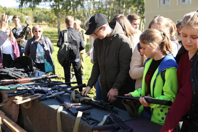 В Южно-Сахалинске пилоты преподнесли участникам молодёжного форума сюрприз, спустив с вертолёта мешок со сладостями (фото, видео)