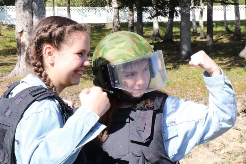 В Южно-Сахалинске пилоты преподнесли участникам молодёжного форума сюрприз, спустив с вертолёта мешок со сладостями (фото, видео)