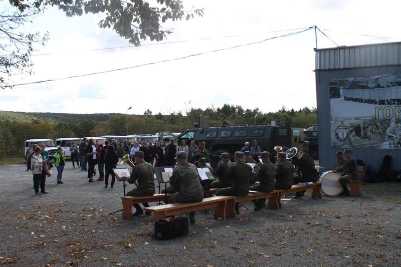 В Южно-Сахалинске пилоты преподнесли участникам молодёжного форума сюрприз, спустив с вертолёта мешок со сладостями (фото, видео)