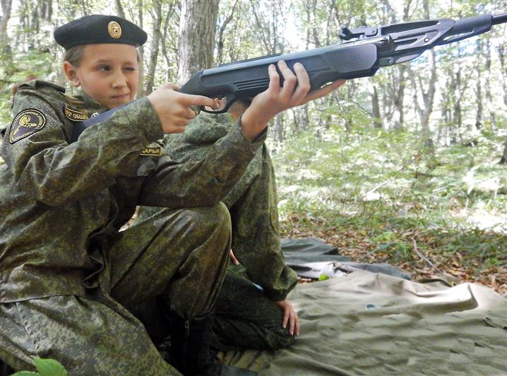 На Ставрополье сотрудники Росгвардии организовали тактико-специальные занятия для кадетов профильных классов  (фото)