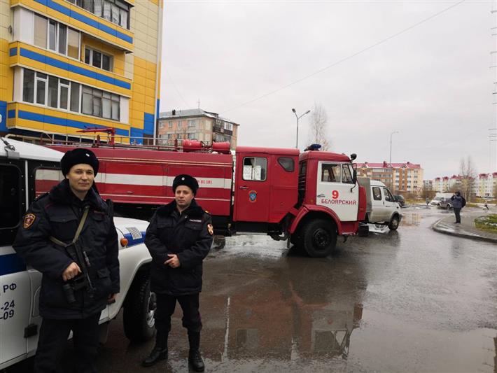 В ХМАО сотрудники Росгвардии оказали помощь гражданам во время пожара в жилом доме