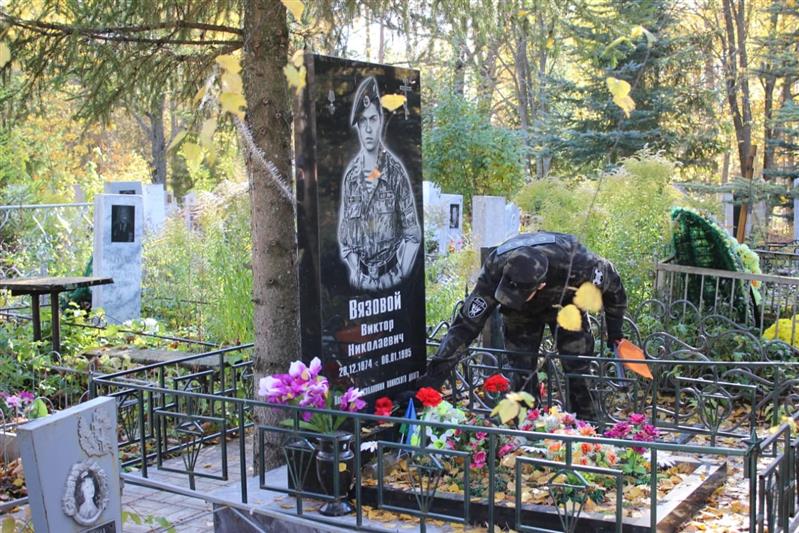 Воспитанники военно-патриотического клуба «Булат» поздравили сотрудников уфимского СОБР с профессиональным праздником