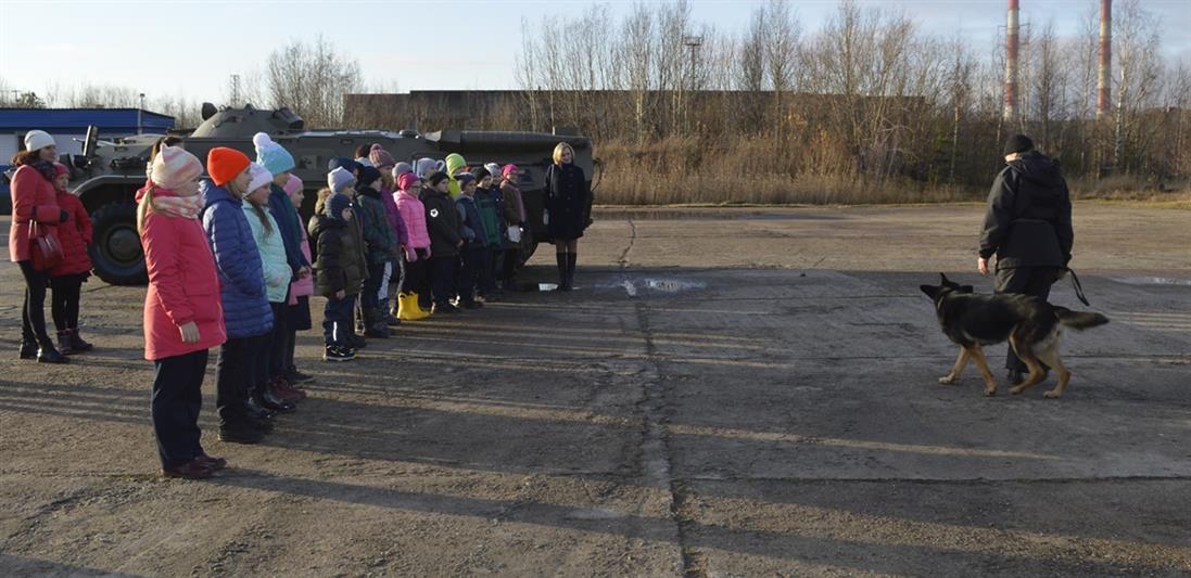 Сотрудники архангельского ОМОН провели экскурсию для гимназистов