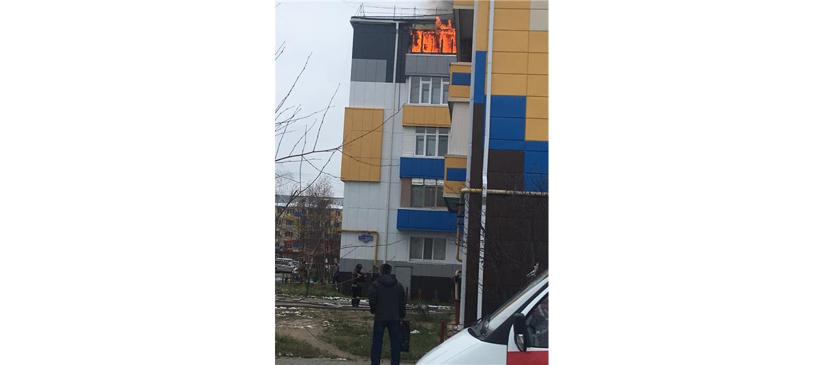В ХМАО сотрудники Росгвардии оказали помощь гражданам во время пожара в жилом доме
