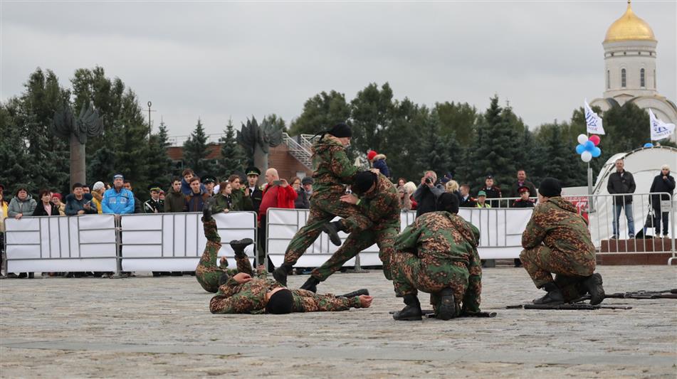 Военнослужащие Центрального округа Росгвардии приняли участие в молодежно-патриотической акции «Москвичи на службе России. Звездный призыв» (фото)