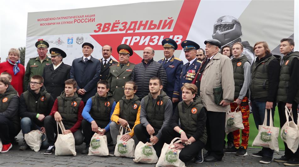 Военнослужащие Центрального округа Росгвардии приняли участие в молодежно-патриотической акции «Москвичи на службе России. Звездный призыв» (фото)