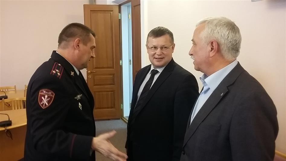 Офицеры Росгвардии в ходе заседания круглого стола  в Тюменской областной Думе поделились своим опытом военно-патриотического воспитания молодёжи