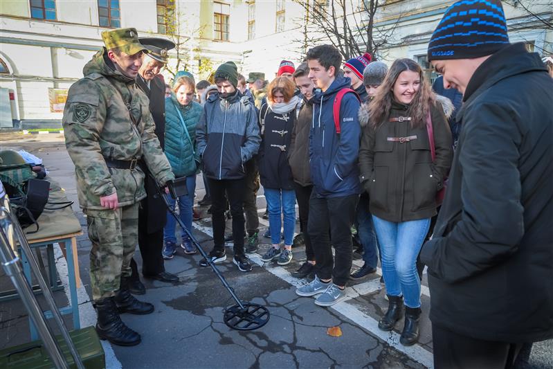 Петербургские школьники побывали в гостях у Росгвардии