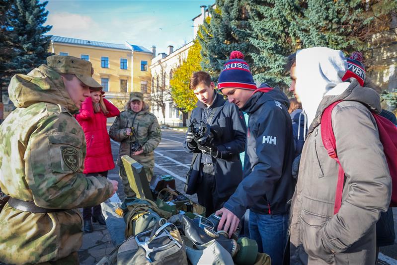 Петербургские школьники побывали в гостях у Росгвардии