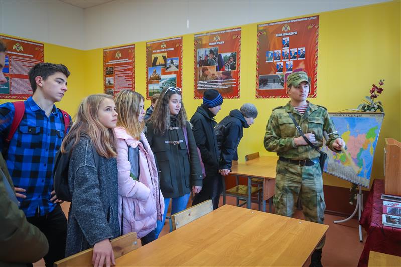 Петербургские школьники побывали в гостях у Росгвардии