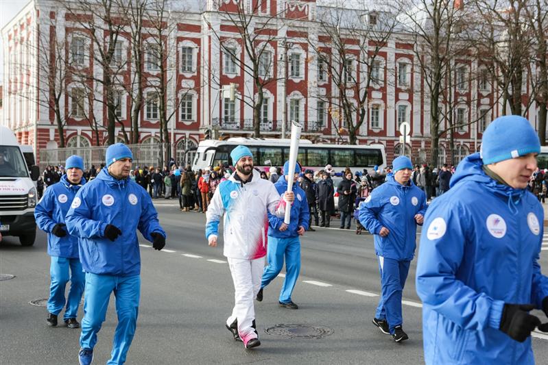 В Санкт-Петербурге сотрудники и военнослужащие Росгвардии выступили хранителями Огня эстафеты, посвящённой Всемирной Универсиаде-2019