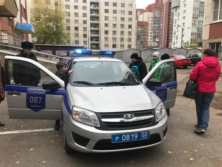 В преддверии профессионального праздника сотрудники вневедомственной охраны Приволжья провели занятия для школьников и воспитанников подшефных заведений