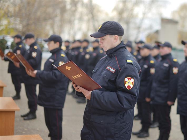 В преддверии Дня вневедомственной охраны томские росгвардейцы приняли присягу