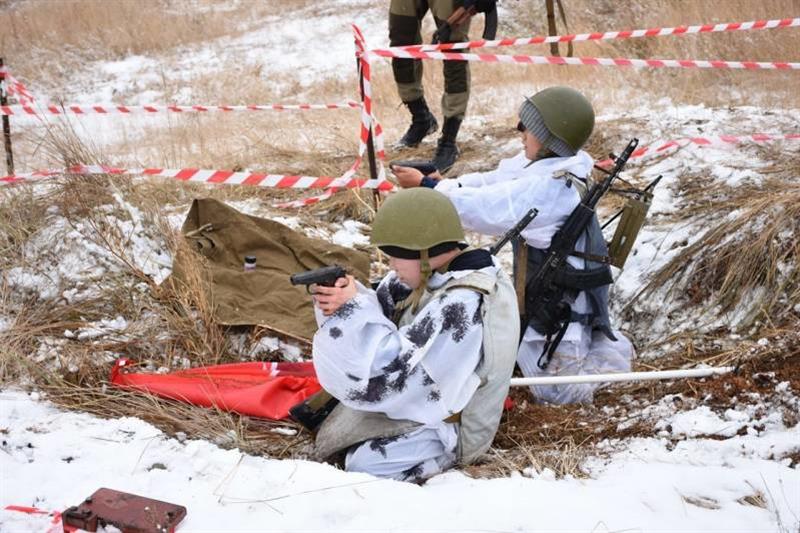 В Якутске росгвардейцы организовали для участников республиканского патриотического слета Юнармии показательные выступления спецназовцев