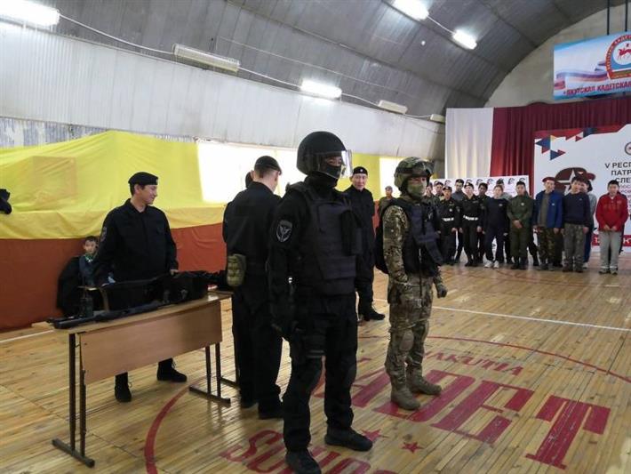 В Якутске росгвардейцы организовали для участников республиканского патриотического слета Юнармии показательные выступления спецназовцев