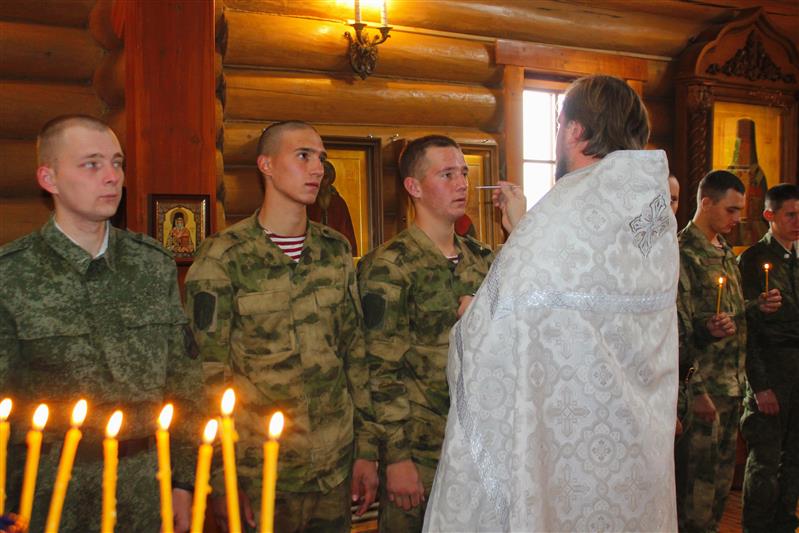 Военнослужащие богородской бригады Росгвардии приняли таинство крещения