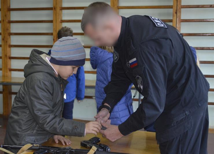 Сотрудники архангельского ОМОН провели экскурсию для гимназистов