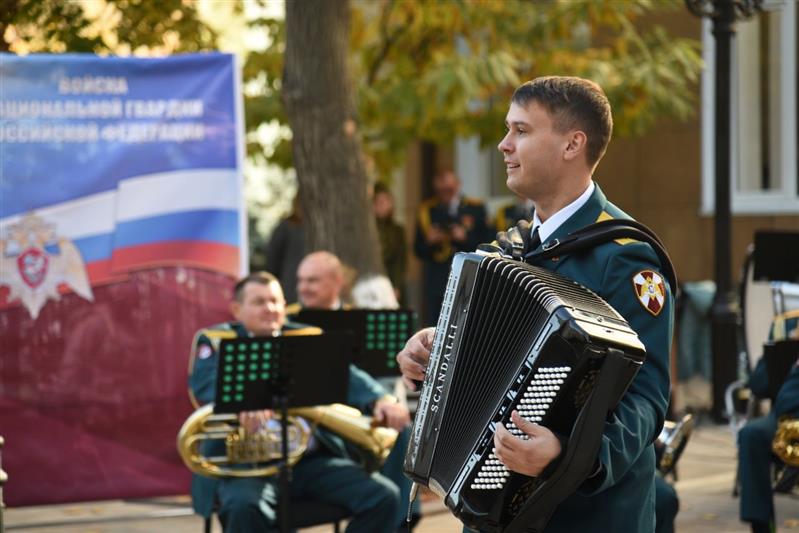Военный оркестр Росгвардии выступил на одной из центральных улиц Грозного