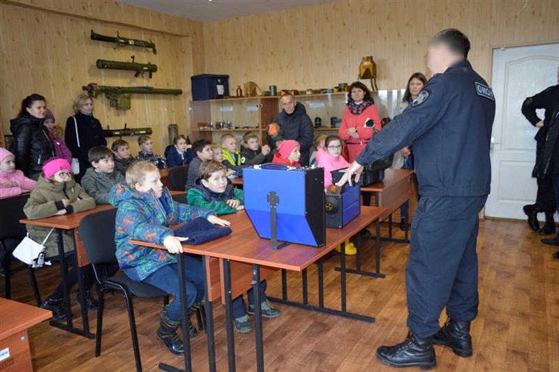 Сотрудники архангельского ОМОН провели экскурсию для гимназистов