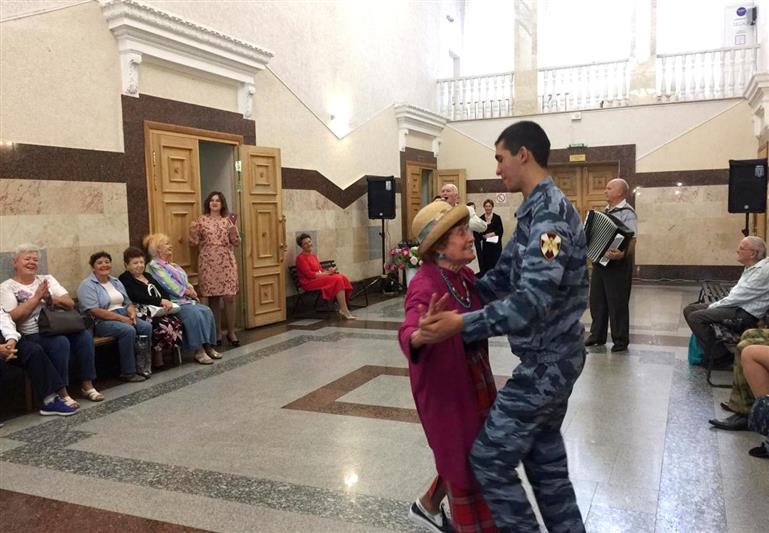 В Майкопе росгвардейцы провели музыкальный вечер для пожилых жителей региона (видео)