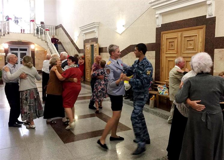 В Майкопе росгвардейцы провели музыкальный вечер для пожилых жителей региона (видео)