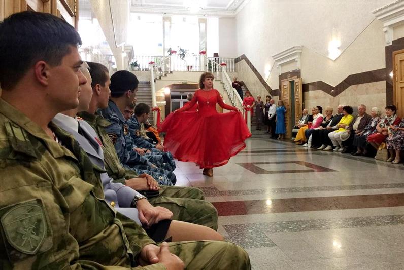 В Майкопе росгвардейцы провели музыкальный вечер для пожилых жителей региона (видео)