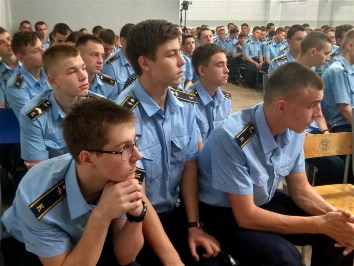 Росгвардейцы Алтайского края познакомили воспитанников лётной школы с боевыми традициями войск национальной гвардии России  