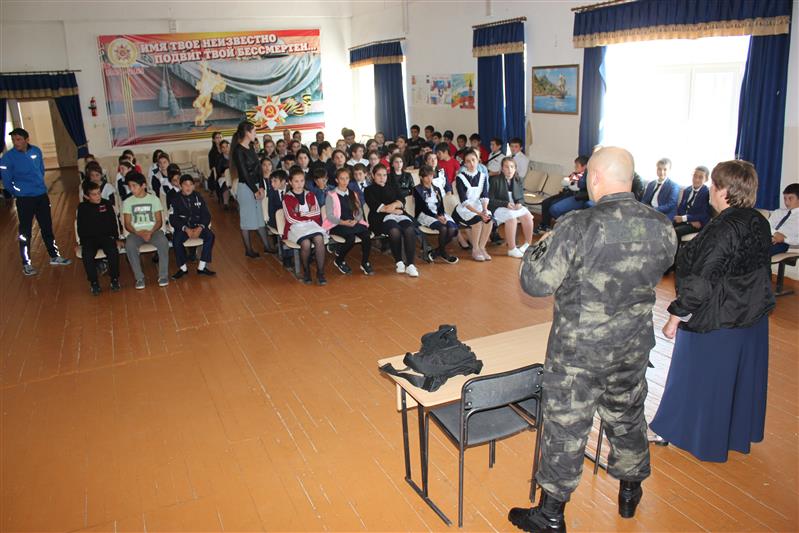 В Карачаево-Черкесии сотрудник СОБР провел патриотический урок с учащимися средней школы