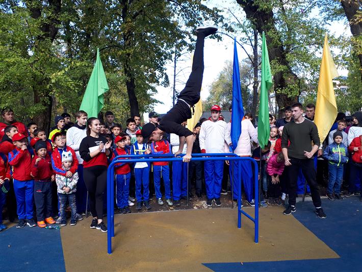 В Карачаево-Черкесии при участии Росгвардии открыли современную спортивную площадку 