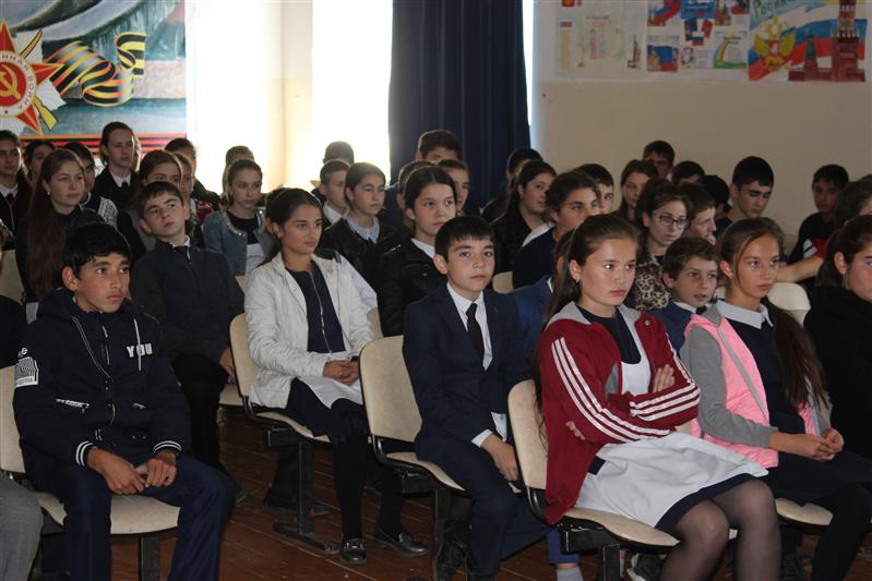 В Карачаево-Черкесии сотрудник СОБР провел патриотический урок с учащимися средней школы