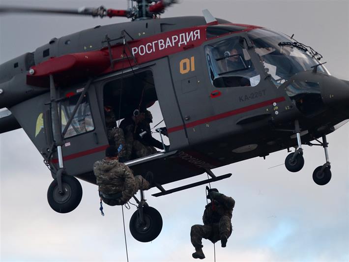 В Красноярском крае СОБР Росгвардии отработал беспарашютное десантирование