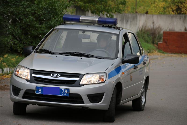 В Санкт-Петербурге и Ленинградской области росгвардейцы задержали двоих мужчин, которые угрожали прохожим пневматическим пистолетом, и четверых хулиганов, повредивших припаркованные автомобили