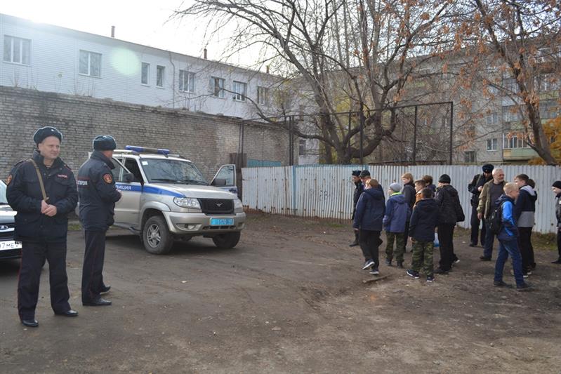 В Курганской области сотрудники вневедомственной охраны рассказали кадетам о своей службе