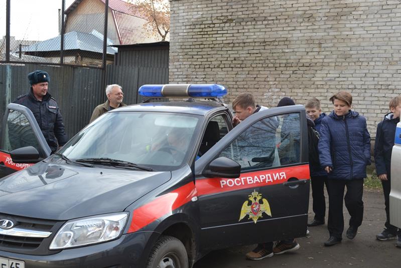 В Курганской области сотрудники вневедомственной охраны рассказали кадетам о своей службе